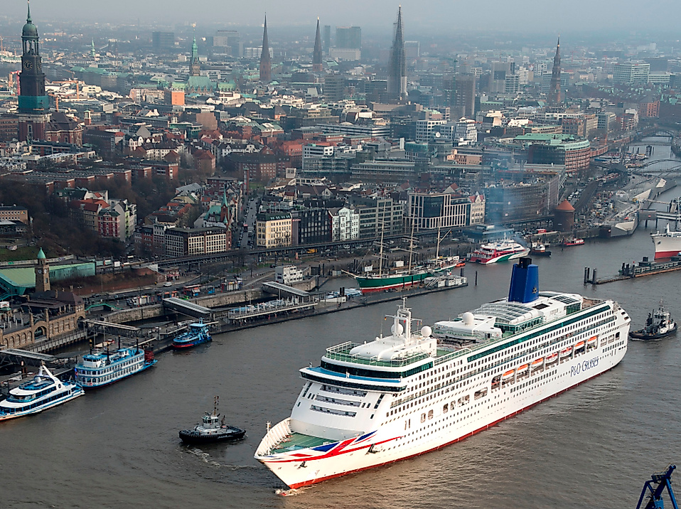 Ausfahrt der P&O Cruises Aurora aus Hamburg