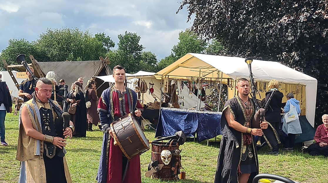 Mittelalterliche Musikgruppe Aetas Arcana mit Dudelsack, Trommel und Flöte vor Händlerlager