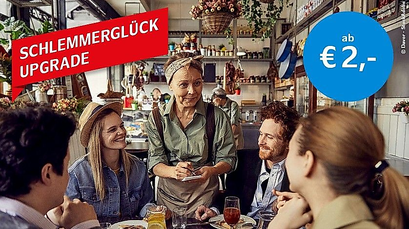 Schlemmerglück-Upgrade: Bedienung, die von 4 Menschen die Bestellung aufnimmt
