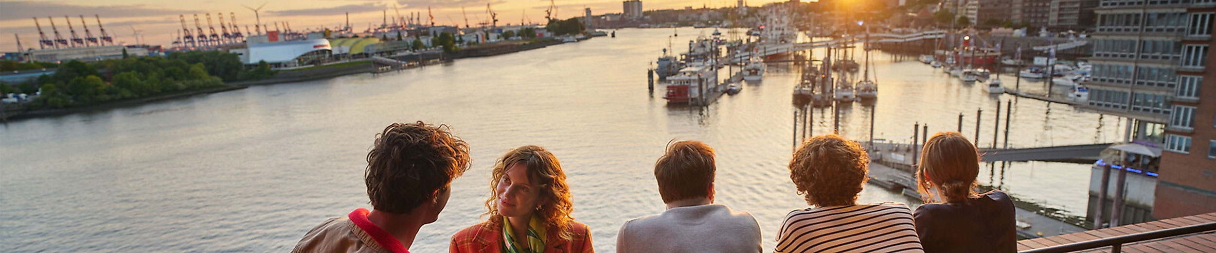 Menschengruppe auf Elbphilharmonie Plaza mit Blick auf Sonnenuntergang und Hafen