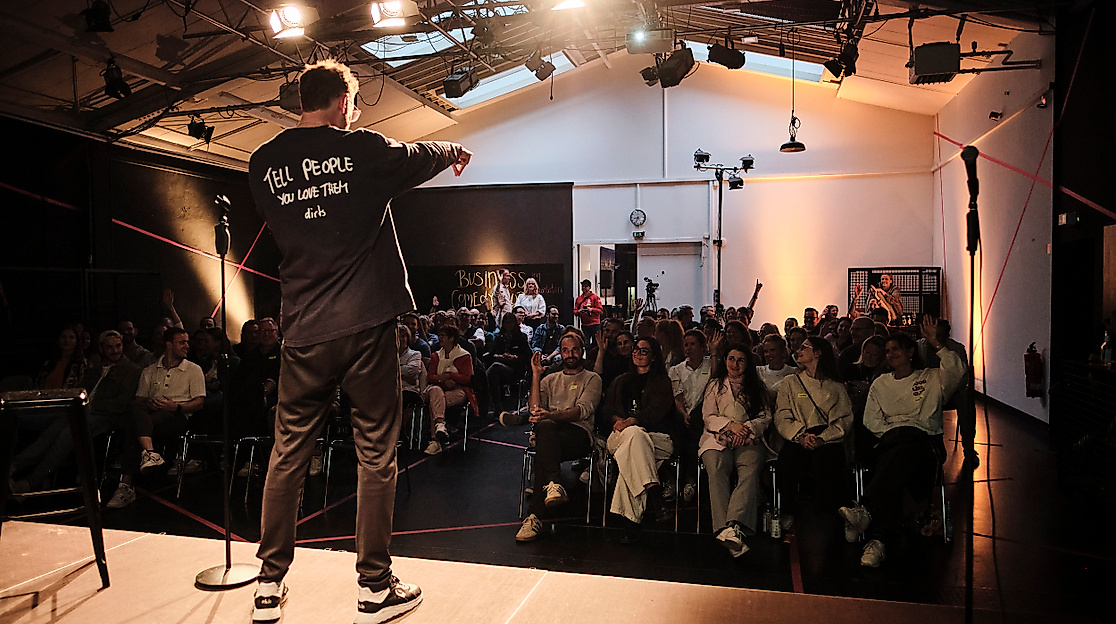 Comedian auf der Bühne