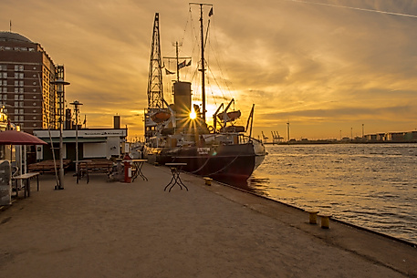 Dampfeisbrecher Stettin am Museumshafen Oevelgönne bei Sonnenaufgang, mit Promenade und Elbblick