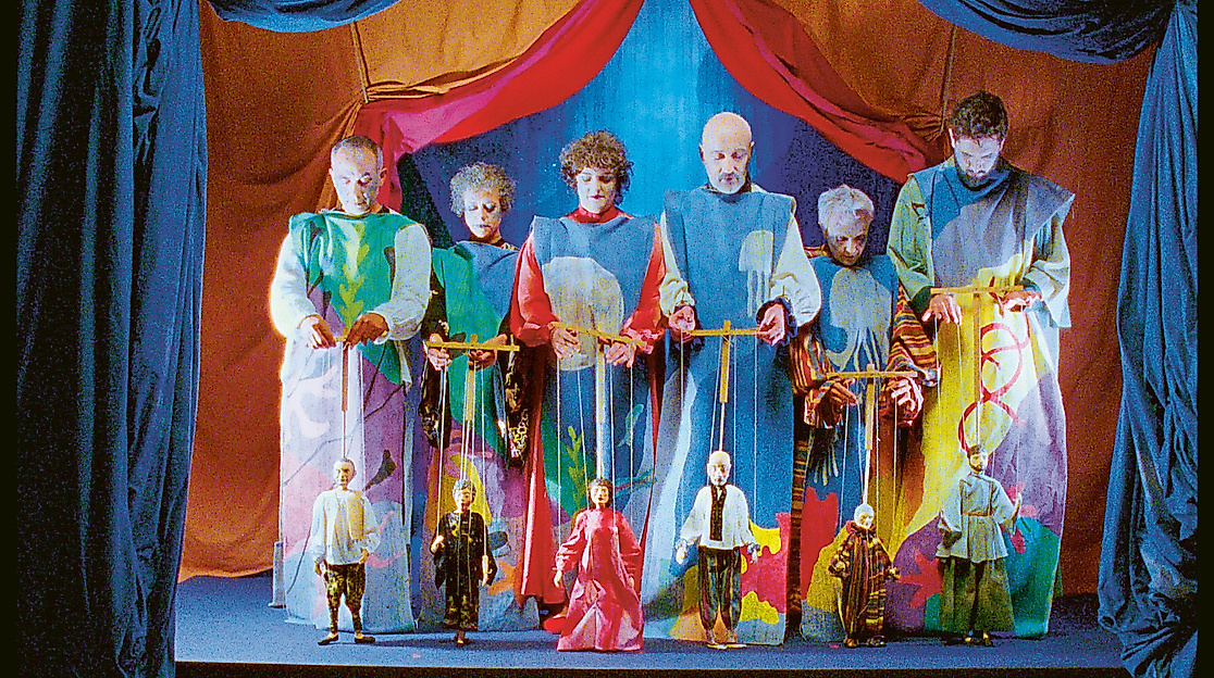 Ulla von Brandenburg: Un bal sous l'eau (Under Water Ball), 2023, courtesy of the artist and Art : Concept, Paris; Galerie Meyer Riegger, Berlin/Karlsruhe; Pilar Corrias Gallery, London; Produzentengalerie Hamburg