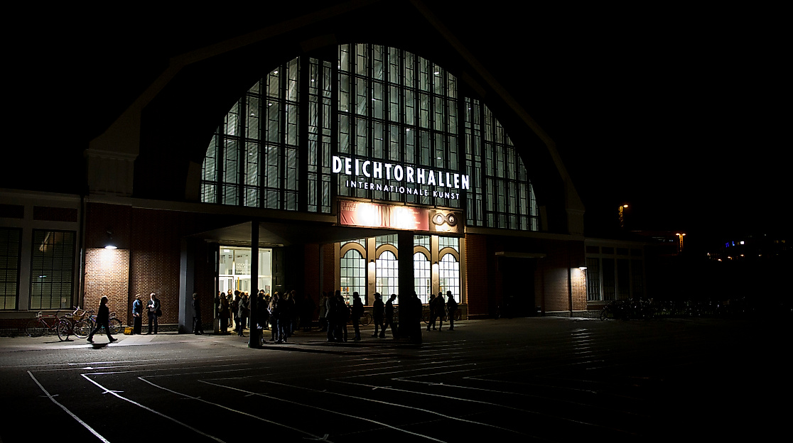 Die Halle für aktuelle Kunst bei Nacht