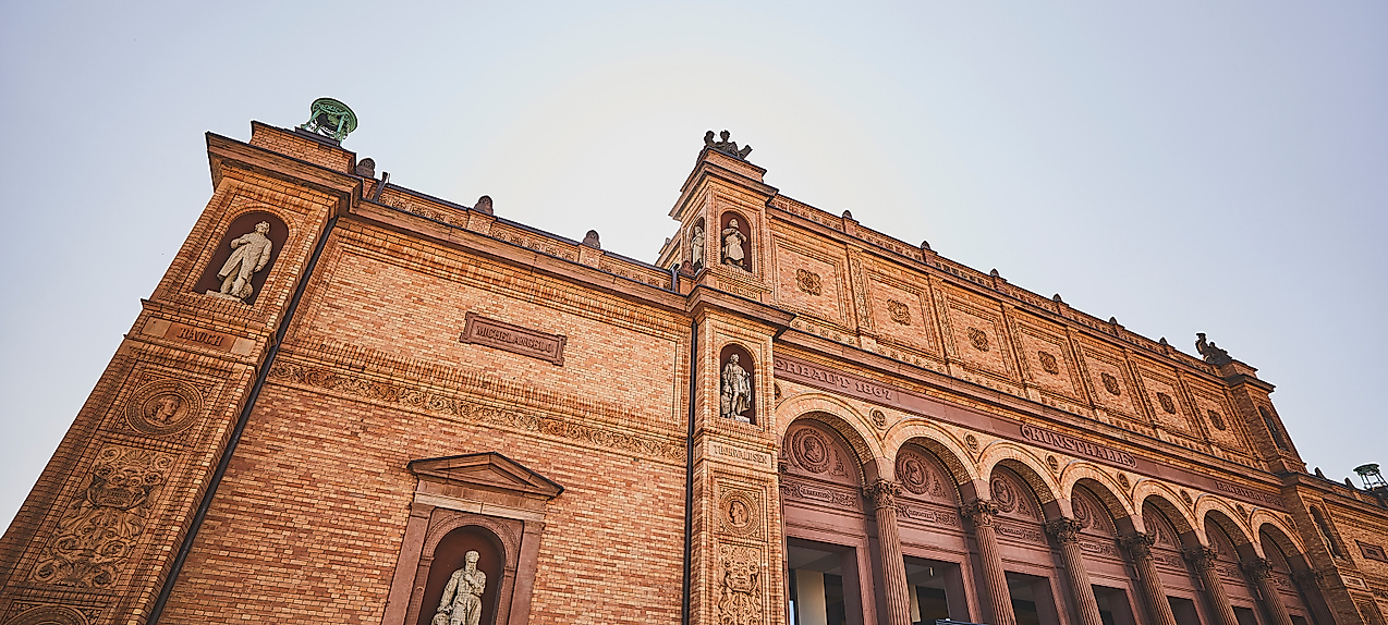 Detailansicht der historischen Backsteinfassade der Hamburgischen Kunsthalle im warmen Abendlicht.