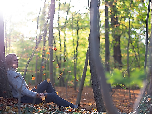 Waldbaden im Herbst im Wald bei Hamburg