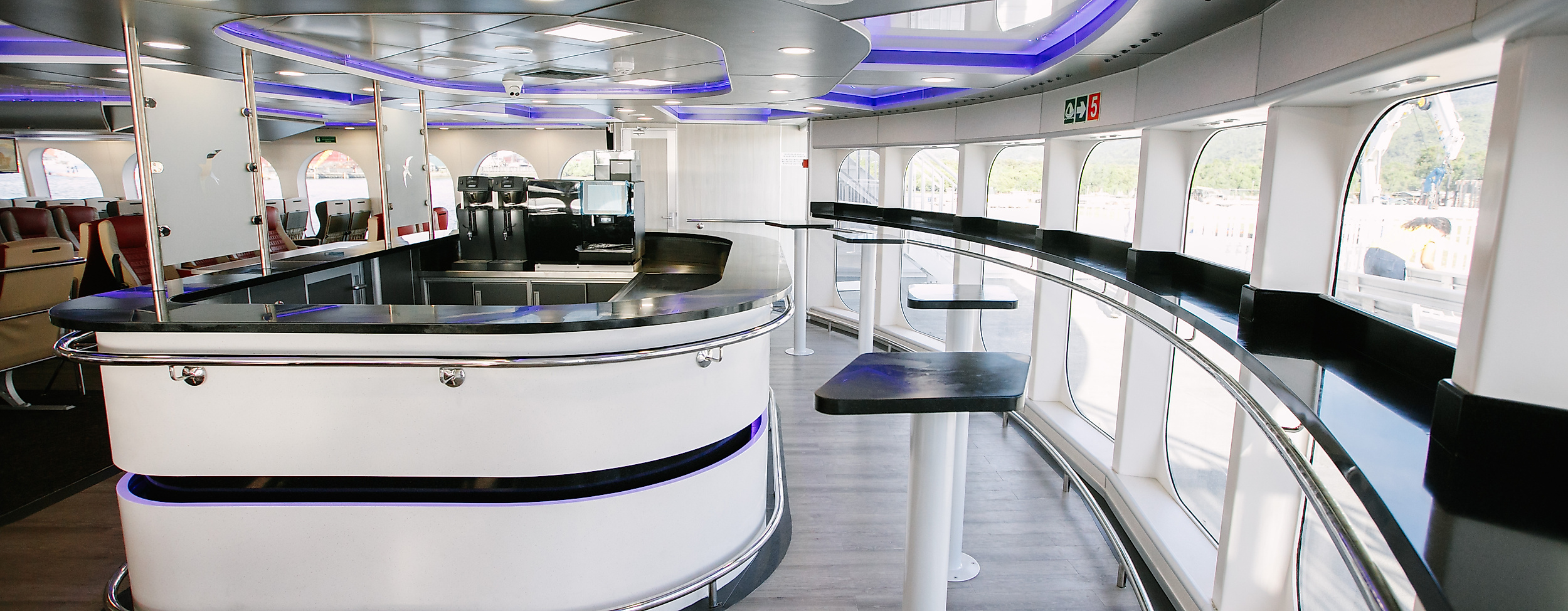 innenaufnahme_halunder-jet_oberdeck-panorama-bar_austal-cam1-357_copyright-frs-helgoline