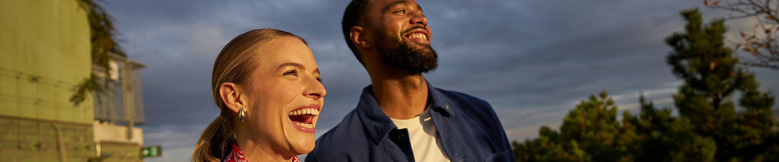 Zwei lachende Menschen auf dem Grünen Bunker.