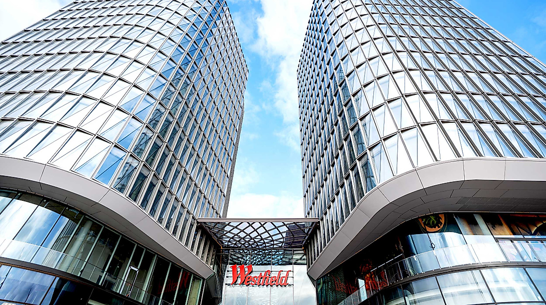 Moderne architektonische Tower am Eingang des neuen Westfield Hamburg Ueberseequartiers