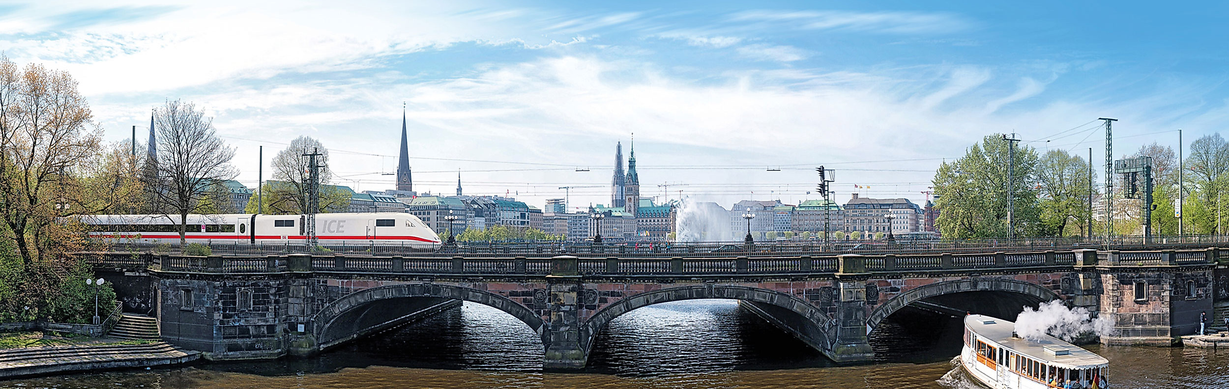 Lombardsbrücke mit ICE-Zug und Alsterdampfer auf der Binnenalster in Hamburg