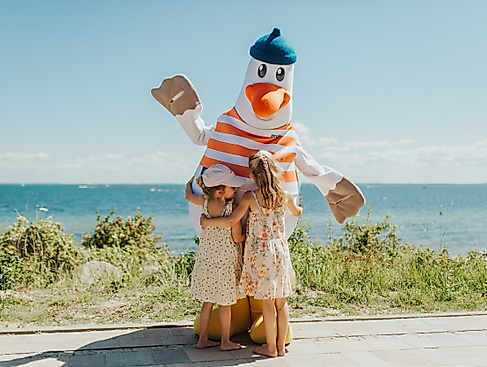 Promenadenfest Sierksdorf 2025 Kinder umarmen Mads Möwe © TALB Joelle Dörnath