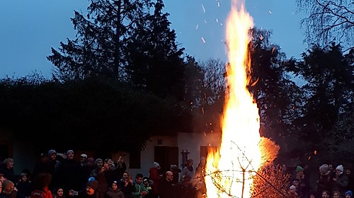 Osterfeuer im Luthergarten