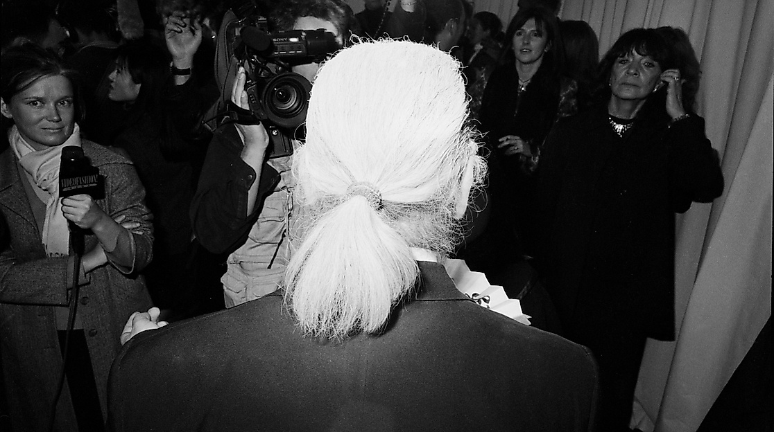 Volker Hinz, Karl Lagerfeld nach einer Prêt-á-porter-Schau, Paris, 1998;