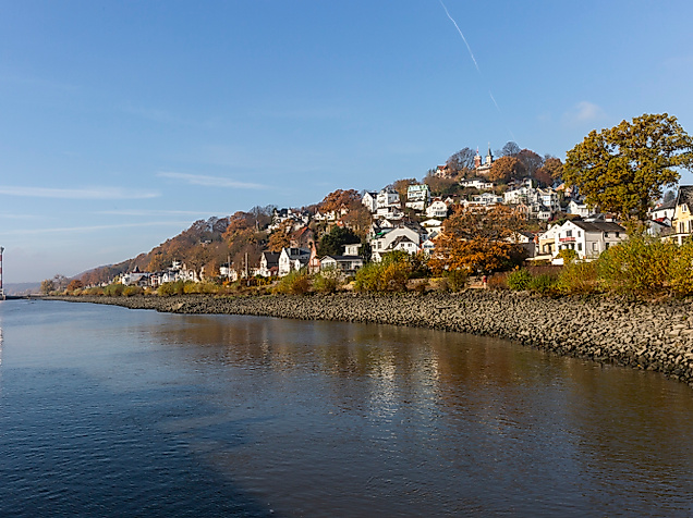 Herbstlicher Blick auf das Treppenviertel in Hamburg-Blankenese mit Elbufer und Leuchtturm