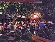 Sommer im Biergarten: Open-Air-Kino mit „Wunderschöner“ und dem Chor stimmt.♪