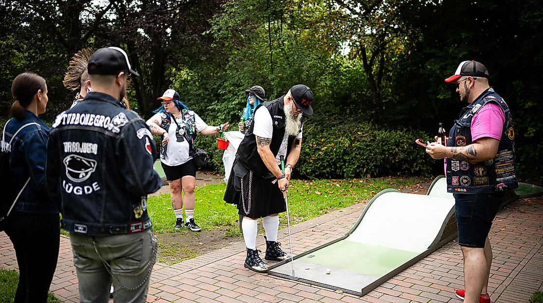 Minigolf im Freien mit Freunden