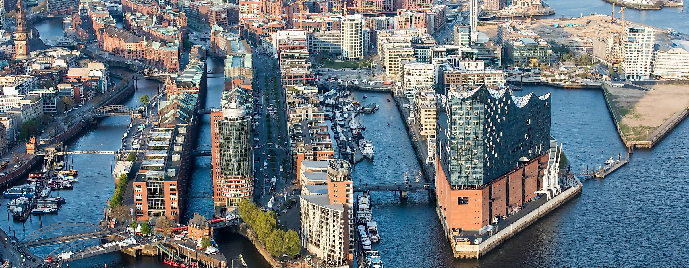 Luftaufnahme der HafenCity Hamburg mit Elbphilharmonie, Kanälen und moderner Architektur an der Elbe