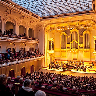 Konzert im großen Saal der Laeiszhalle Hamburg mit Orchester, Orgel und voll besetztem Publikum.