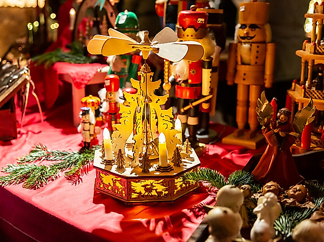 s-nahaufnahme-von-weihnachtsdekoration-auf-dem-weihnachtsmarkt-am-michel-mediaserver-hamburg