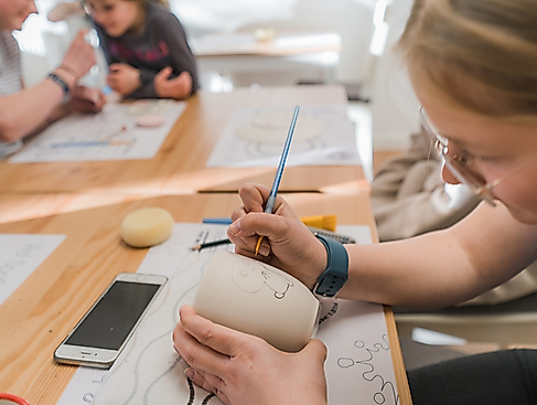 In entspannter Atmosphäre wird gemalt, getupft und abgeklebt.