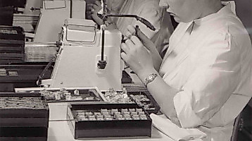 Frauen arbeiten bei VALVO in den 1960er-Jahren