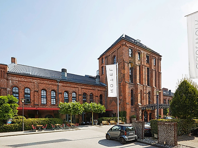 Gastwerk Hotel Hamburg: Backsteingebäude mit Bäumen und Sitzgelegenheiten