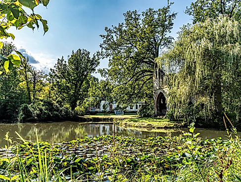 Villa mit Ruine und Teich