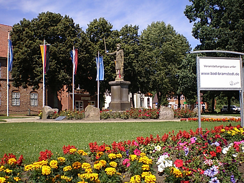 Rolandstatue vor dem Schloss Bad Bramstedt