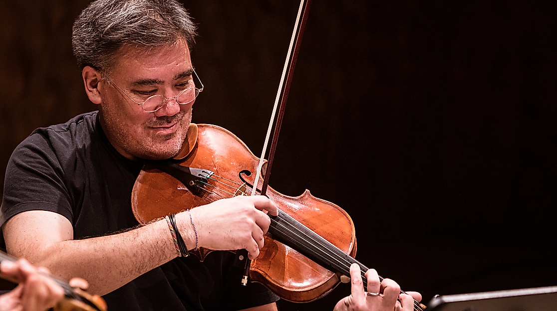 Alan Gilbert - Chefdirigent des NDR Elbphilharmonie Orchesters - an der Viola