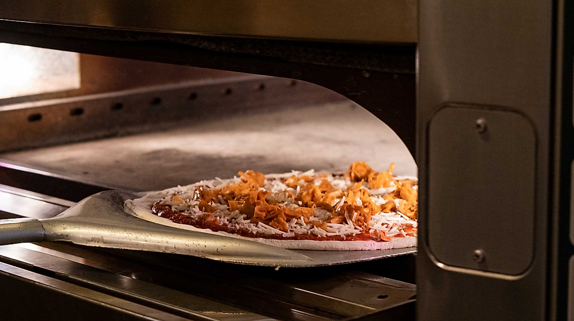 zubereitung-pizza-ofen-c-pizza-bande