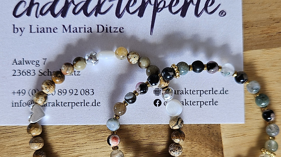 Bunte Armbänder selbst gestalten aus Edelsteinen: Im charaktetperle Schmuckworkshop in Haffkrug.