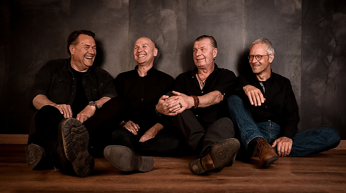 Bild 2 - BrickhouseBlues Band sitzend - Farbig-1