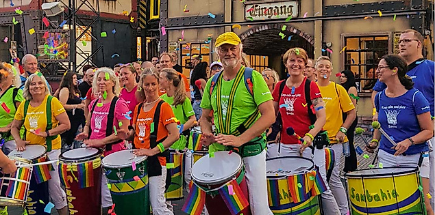 Bunte Trommlergruppe beim CSD auf dem Hamburger Sommerdom – queere Vielfalt und Lebensfreude in Bewegung