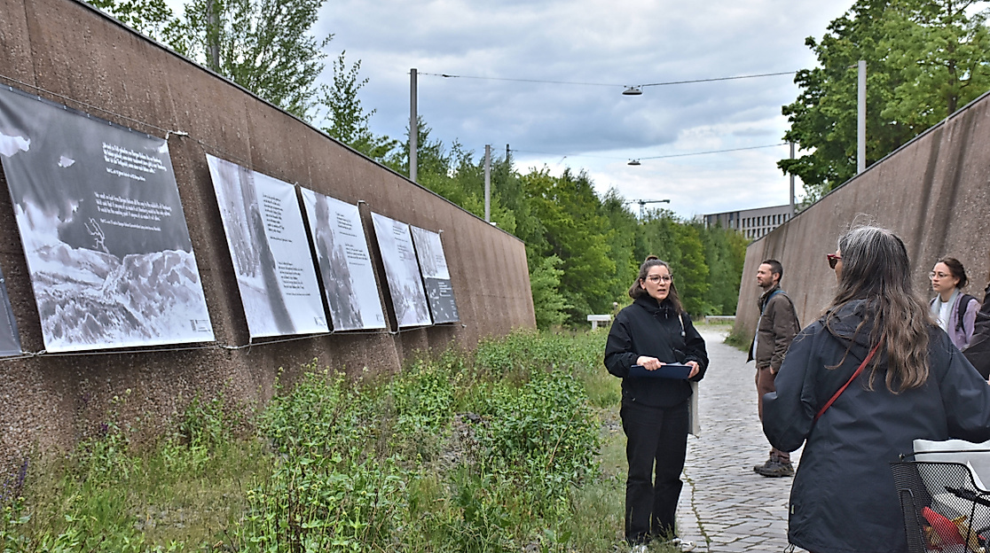 Führung durch die Open-Air Ausstellung "Ich war zurückgekommen. Allein"