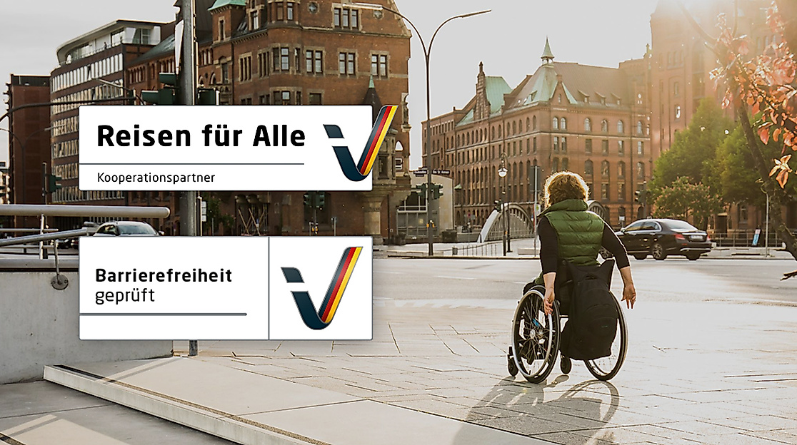  Rollstuhlfahrerin unterwegs in der Speicherstadt, daneben Logo „Reisen für Alle“ für zertifizierte Barrierefreiheit.