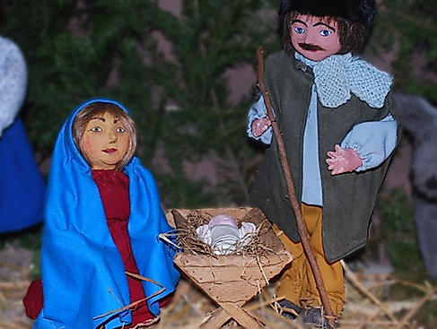 Ausschnitt aus der Krippe: Maria, Josef und Jesus in der Krippe im Fokus