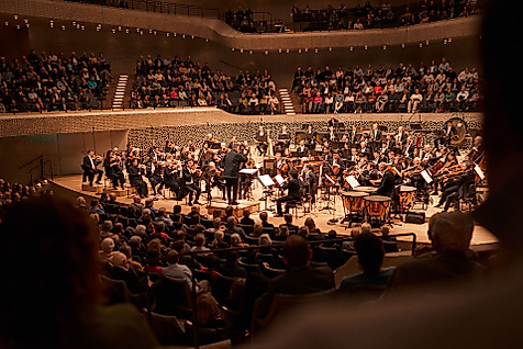 Sinfoniekonzert im Großen Saal der Elbphilharmonie Hamburg vor vollem Publikum