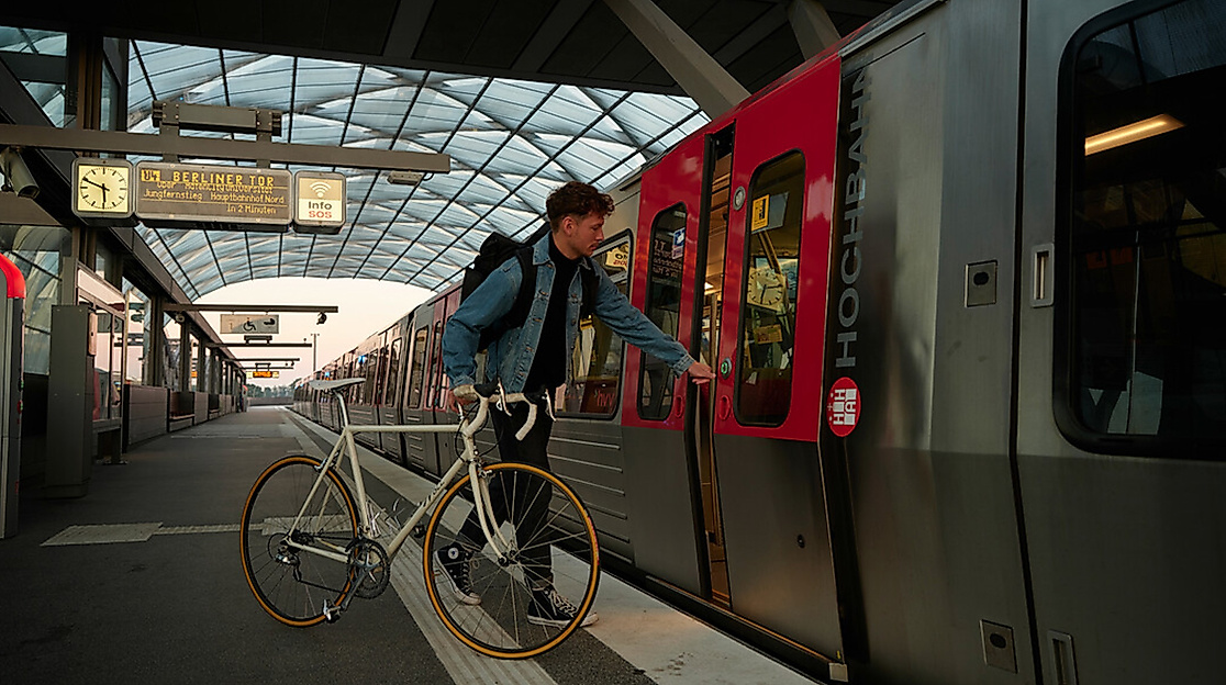 Mann steigt mit Rad in U-Bahn Hamburg