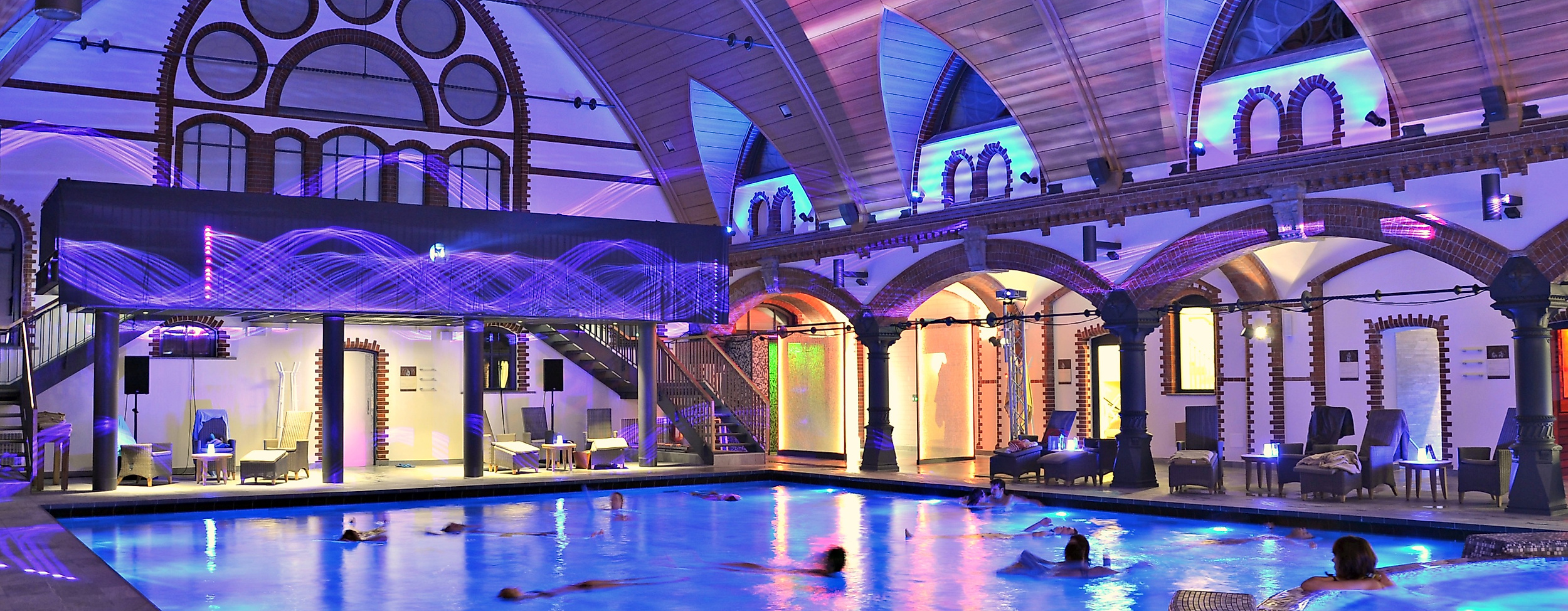 Stimmungsvoll beleuchtete Badehalle mit Innenpool und orientalischem Ambiente im Kaifu-Bad Hamburg.