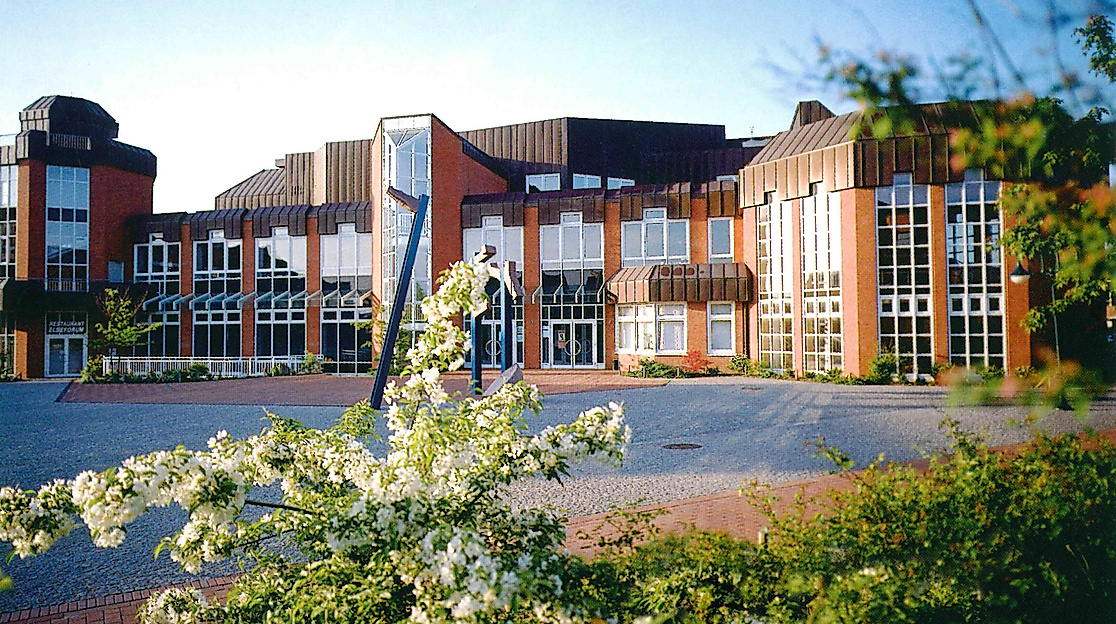 Elbeforum Brunsbüttel: Außenansicht bei Tag