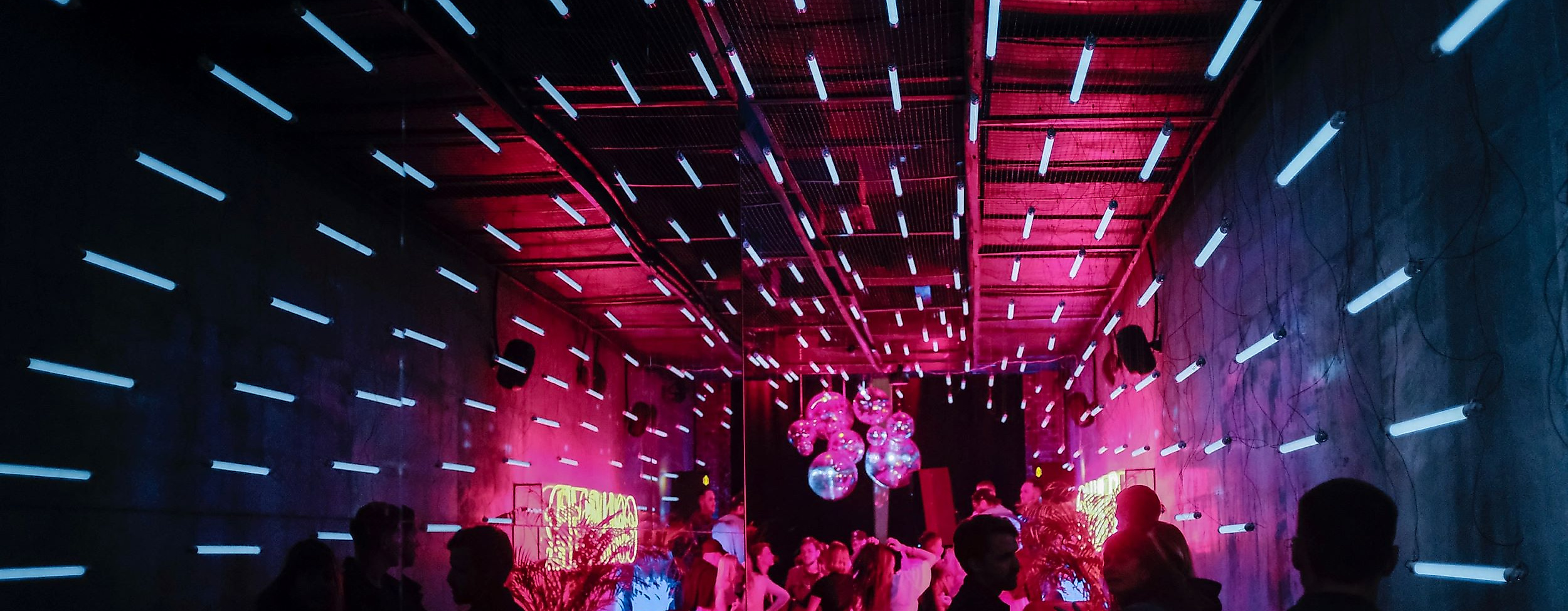 dot-club-bar-nachtleben-c-unsplash-alexander-popov