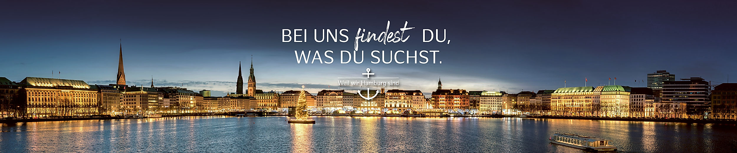 Beleuchtete Binnenalster bei Nacht mit Schriftzug „Bei uns findest du, was du suchst". Weil wir Hamburg sind.