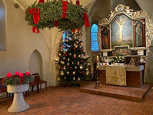 Weihnachtlich geschmückter Innenraum der Kirche Alt-Rahlstedt