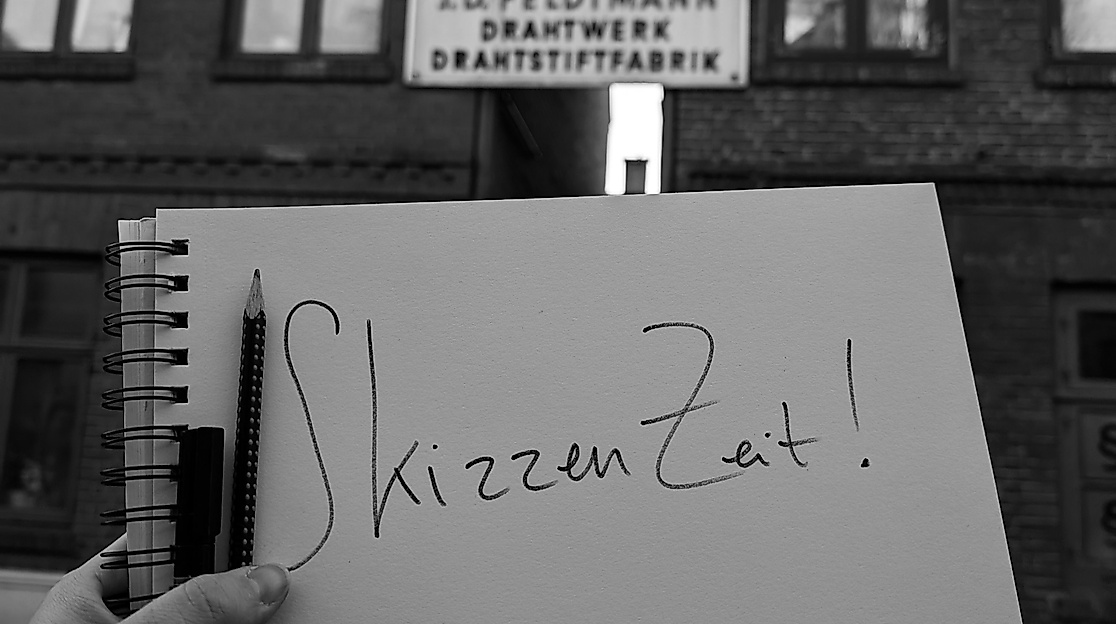 Ein Skizzenblock vor dem historischen Gebäude des Stadtteilarchiv Ottensen e.V. früher Drahstiftefabrik J.D. Feldtmann