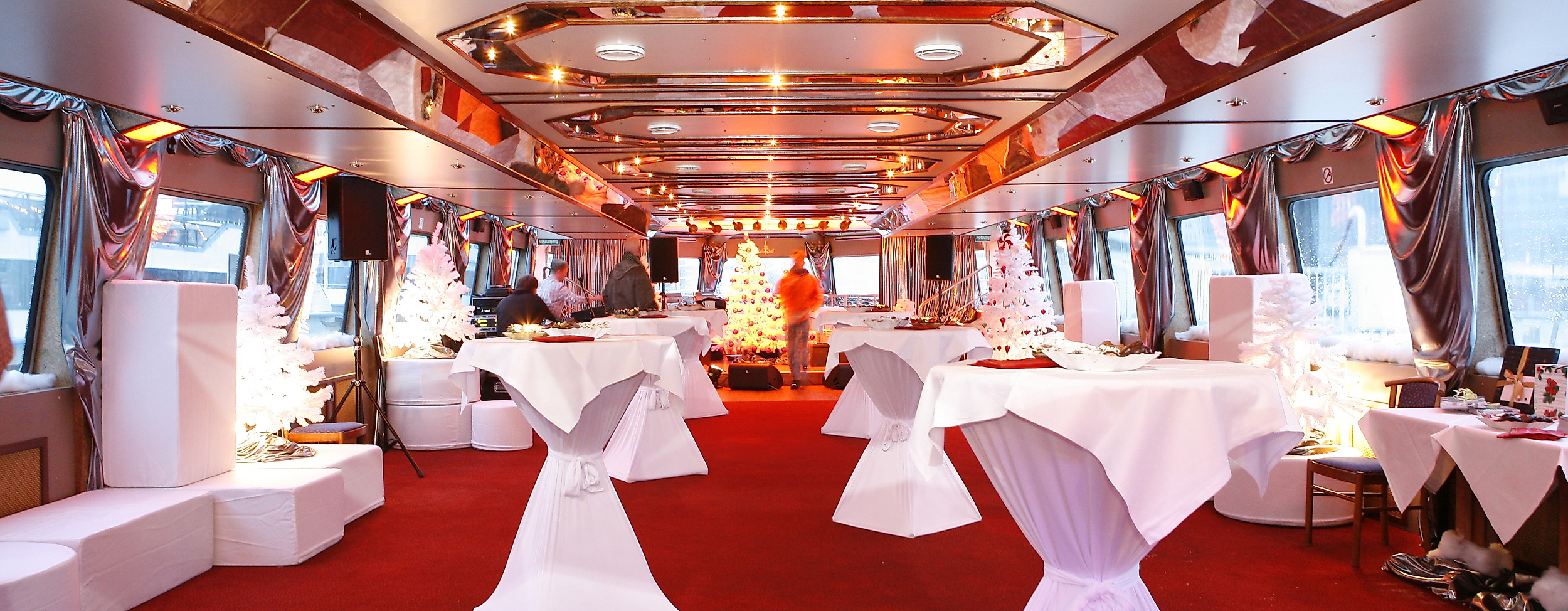 ms-commodore_barkasse-innen_c-barkassen-meyer_1