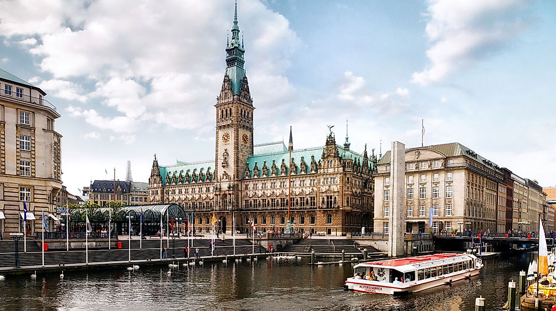 Rathaus Hamburg mit Kleiner Alster und Alsterdampfer und Rathausschleuse