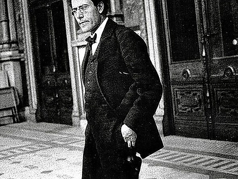 Mahler vor der Hofoper Wien