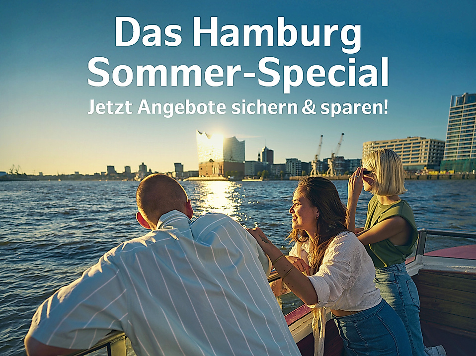 Drei junge Menschen auf einer Barkasse im Sommer mit Blick auf Elbe und Elbphilharmonie
