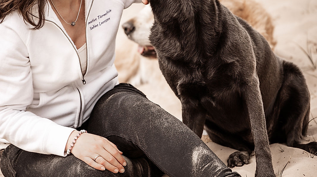 Nadine Luerssen mit einem Hund in der Natur
