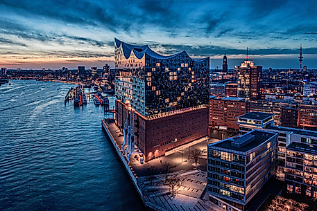 Beleuchtete Elbphilharmonie mit Lichterherz bei Sonnenuntergang mit Blick auf HafenCity und Elbe als Wahrzeichen Hamburgs